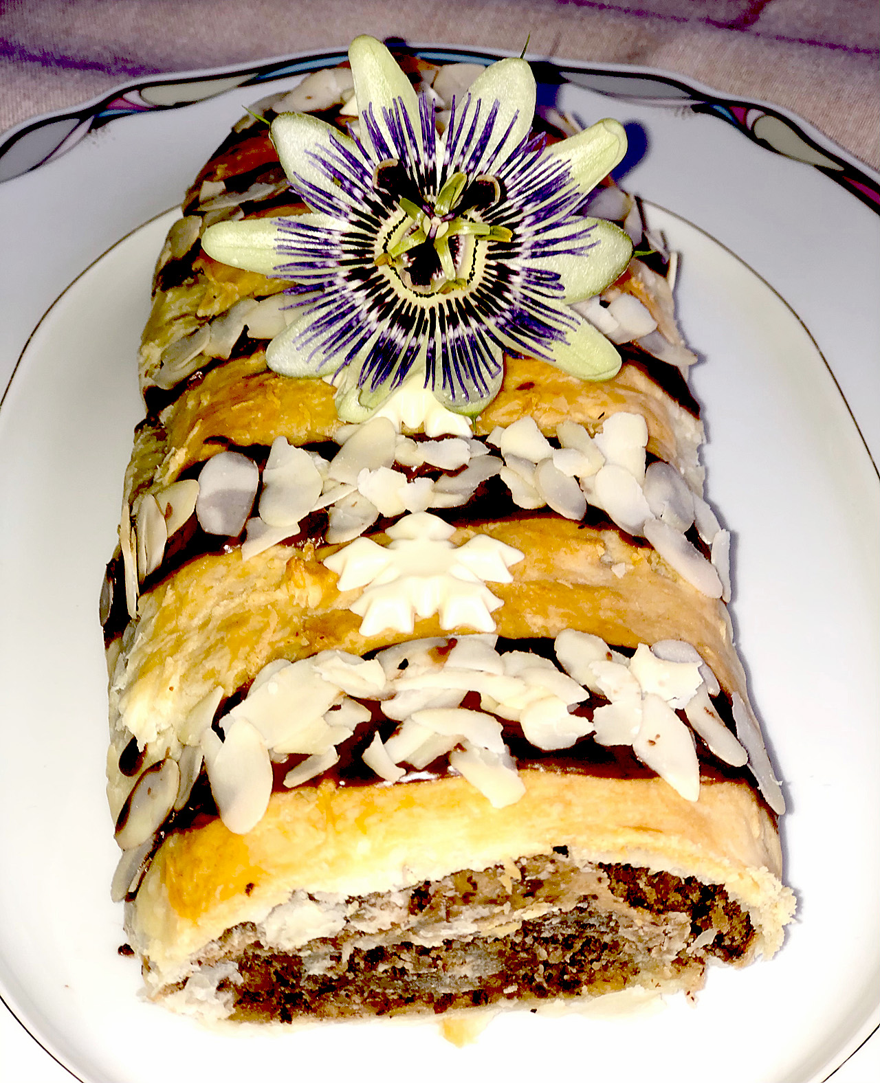 Rolada z ciasta francuskiego z czekolada i orzechami