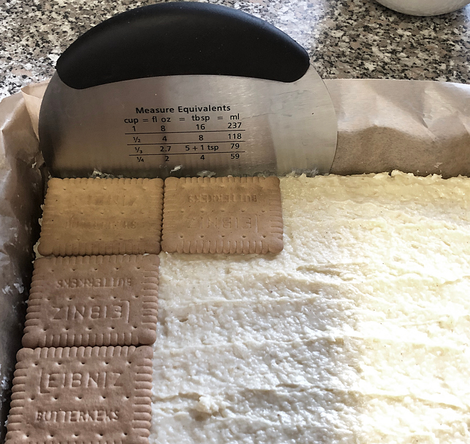 Tort herbatnikowy w przygotowaniu