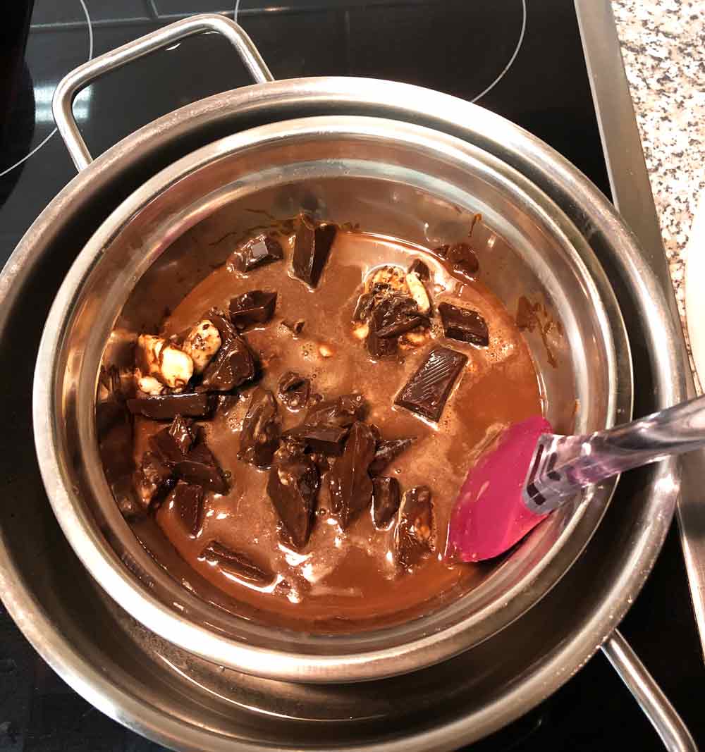 rozpuszczamy czekoladę w gorącej kąpieli