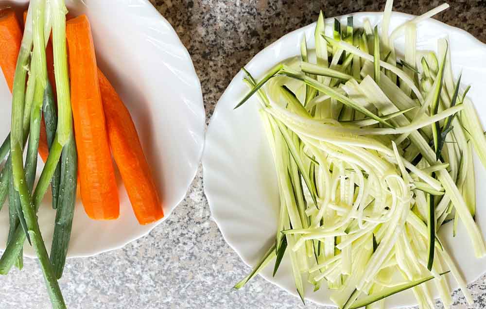 Składniki do rosołu z cukinia i z Eierstich