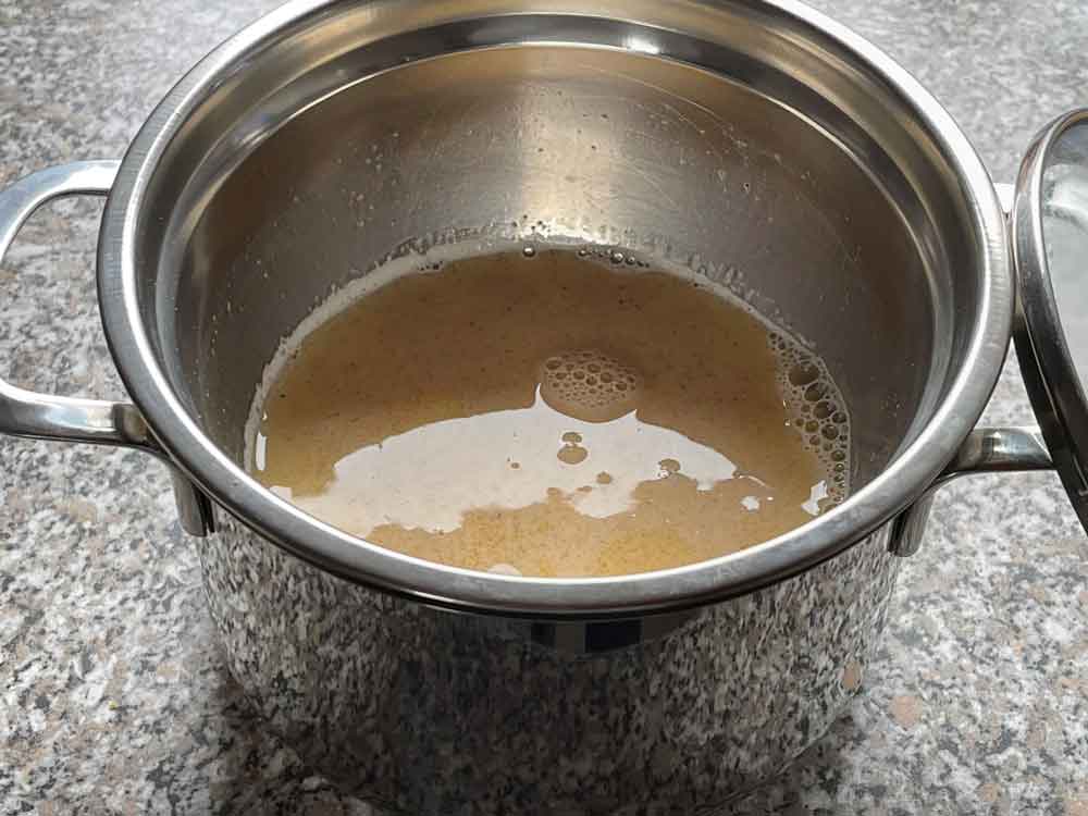 miska z jajami stojąca w garnku z gotującą wodą