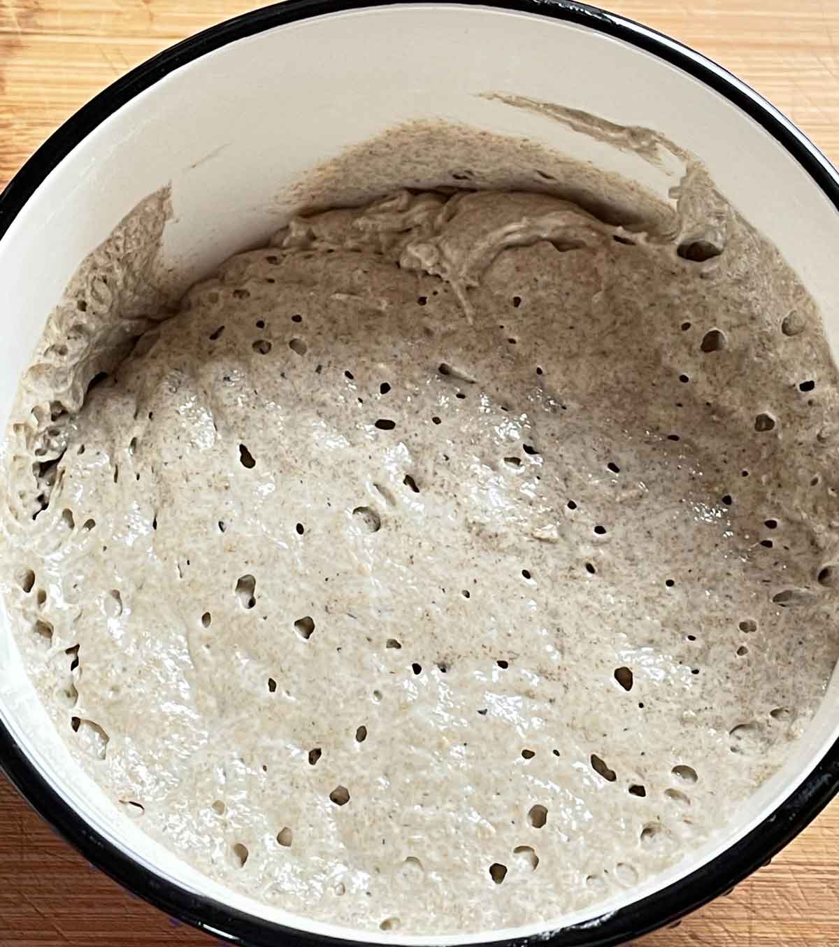 zakwas do chleba z zaczynem swojej produkcji