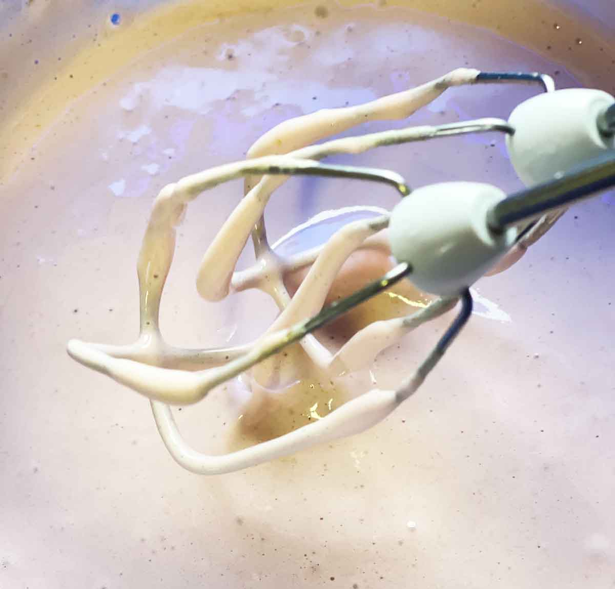 w kąpieli wodnej ubijamy żółtka z Bellini i cukrem