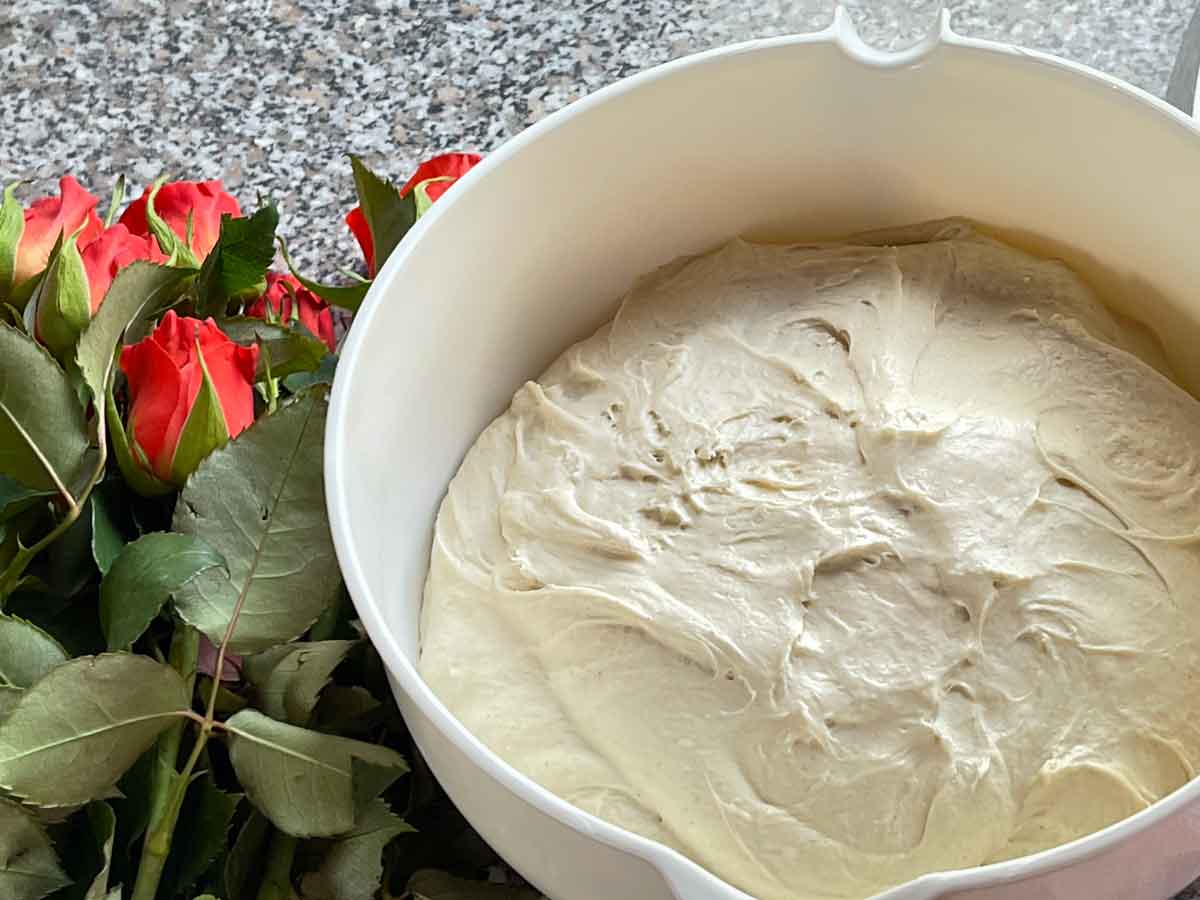 zagniecione ciasto na bułeczki niedzielne