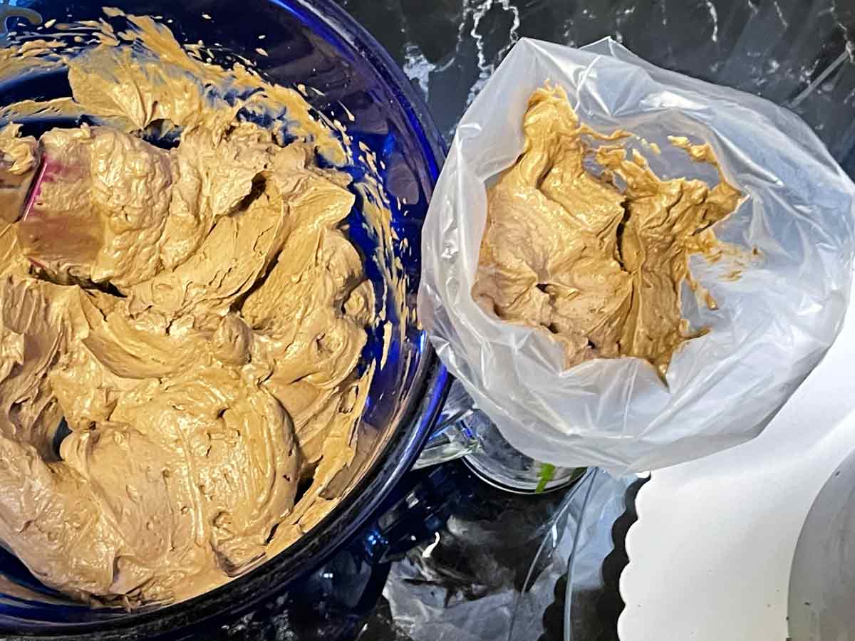 czekoladowy krem do tortu z dripem i ganache