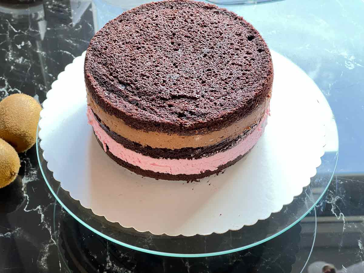 przełożony masami tort czekoladowy