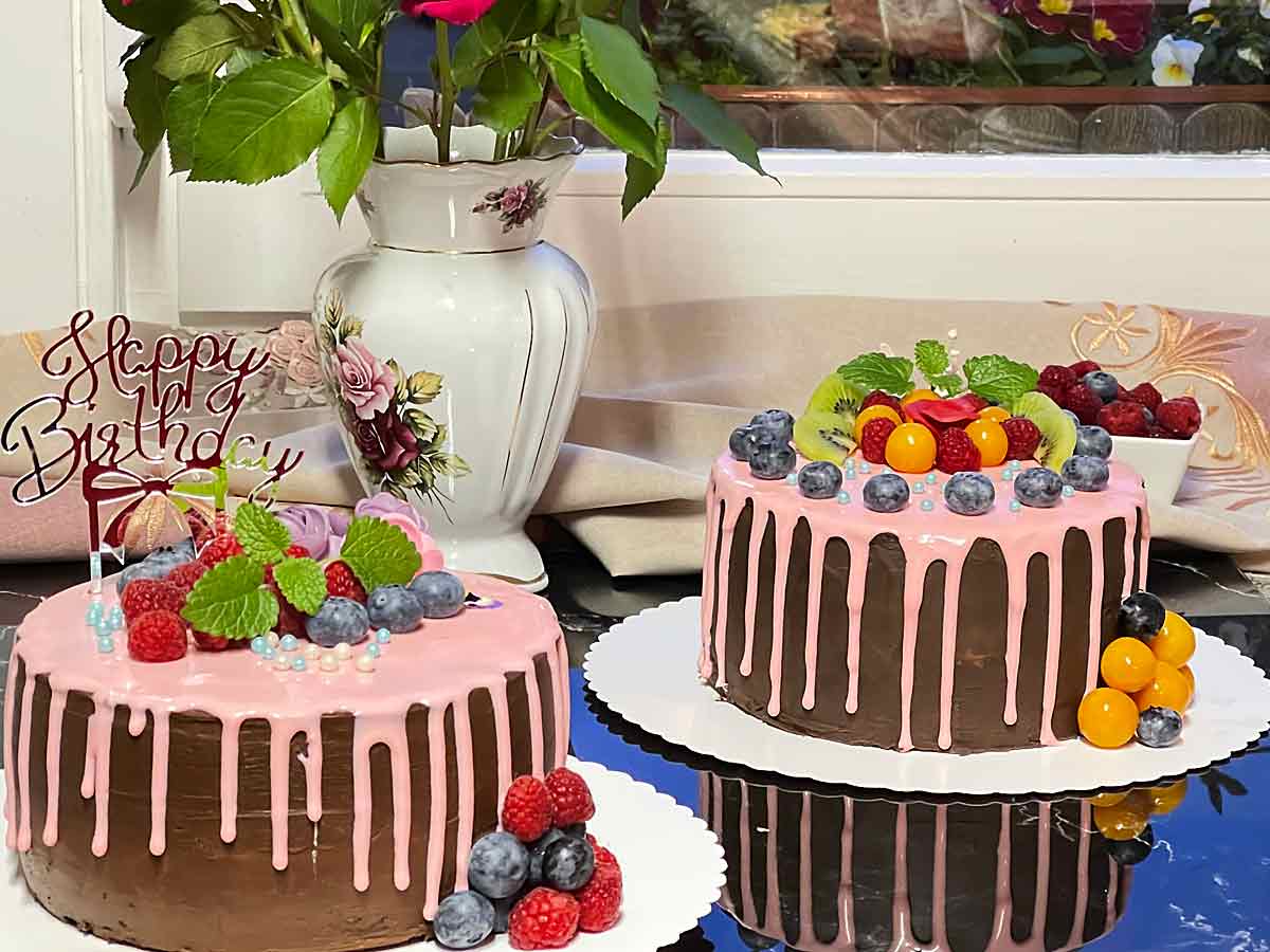 Tort czekoladowy z ganache i dripem