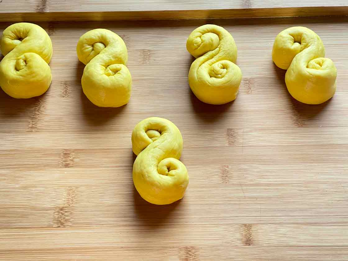 formujemy literę S specyficzny kształt bułeczek Lussekatter