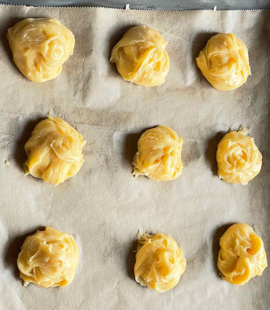 ułożone ciasto na ptysie