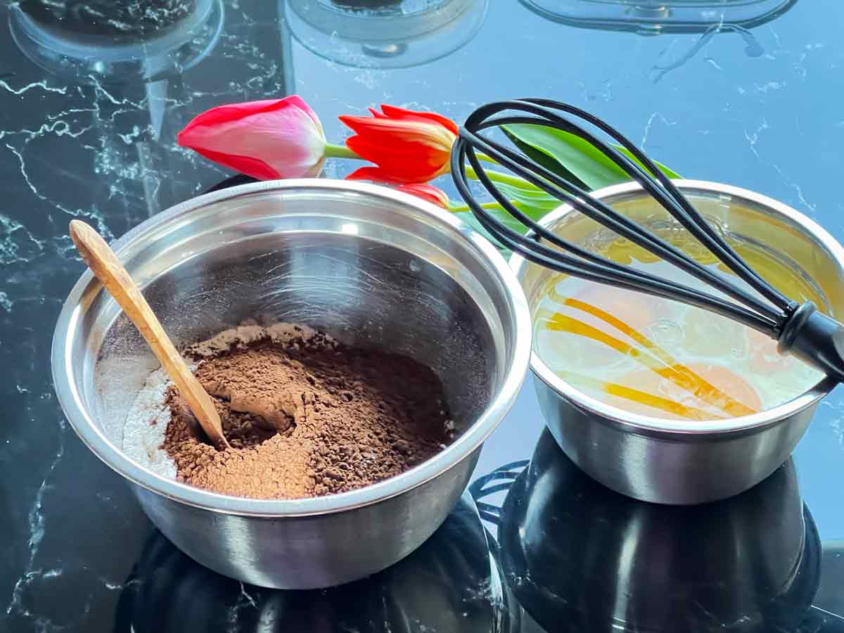 składniki ciasta na czekoladowy tort z dripem i ganache