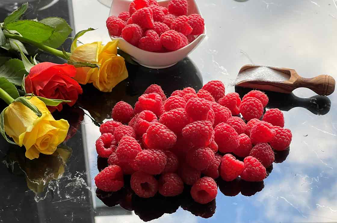 przebrać maliny i odważyć 125 g na syrop