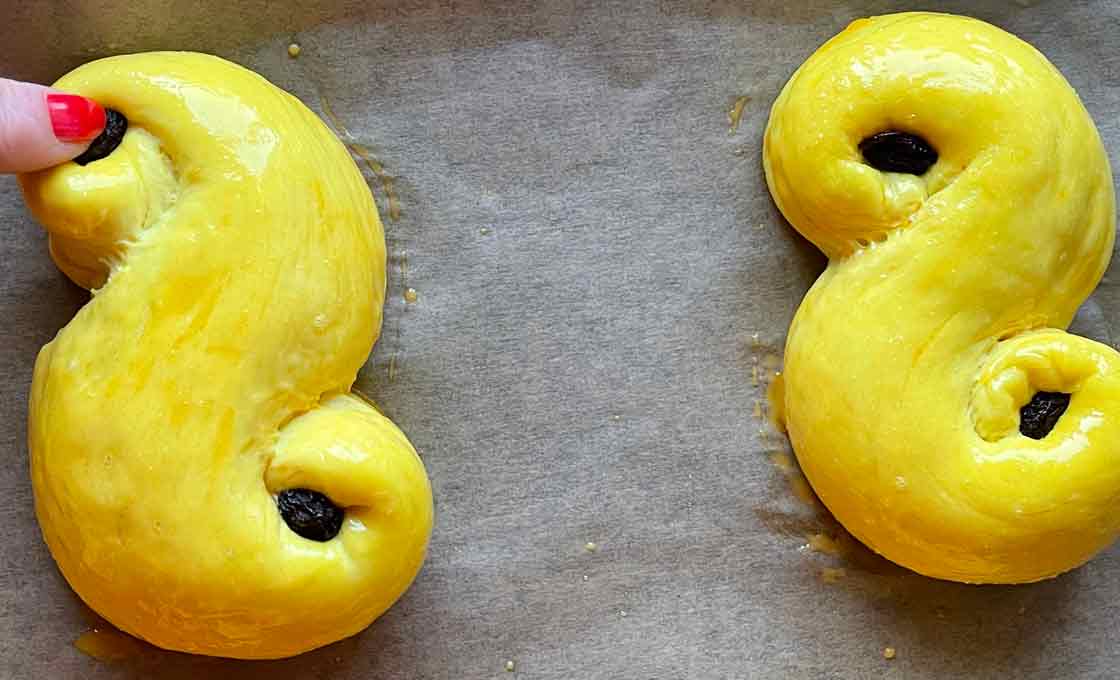 przygotowane bułeczki Lussekatter do pieczenia