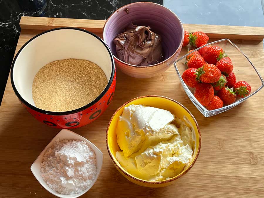 Sernik z truskawkami na zimno