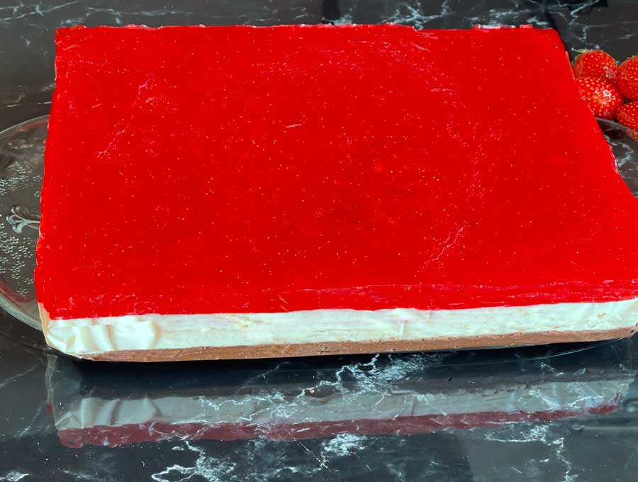 Sernik z truskawkami na zimno