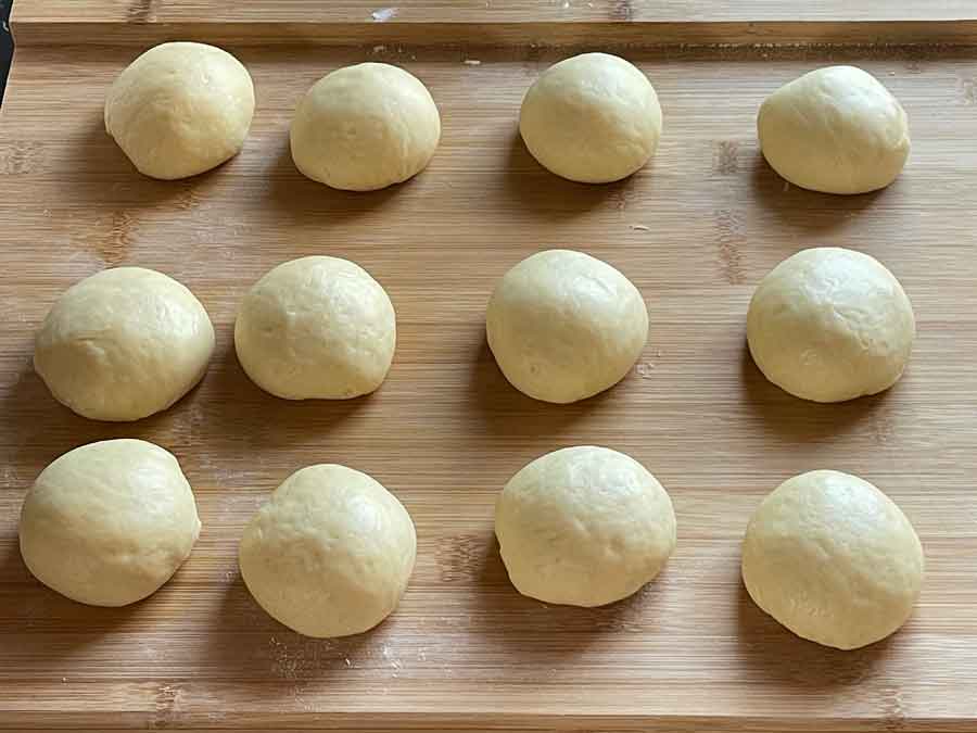 przygotowanie bułeczek mlecznych