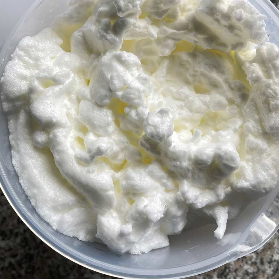 białka ubite na bardzo sztywno do białego ciasta