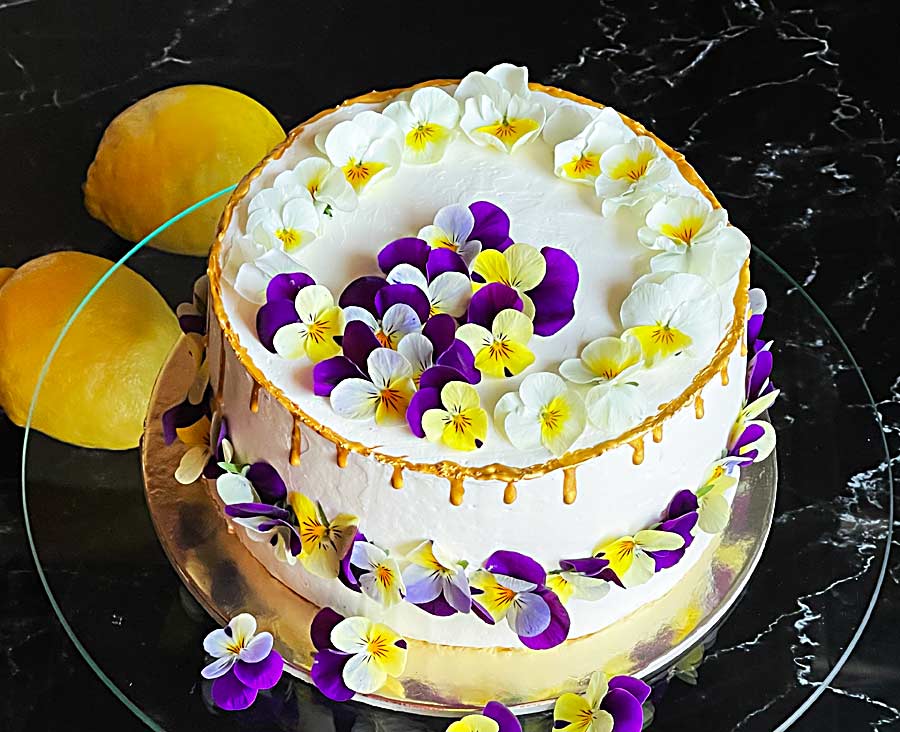 Czekoladowy tort z truskawkowym kremem