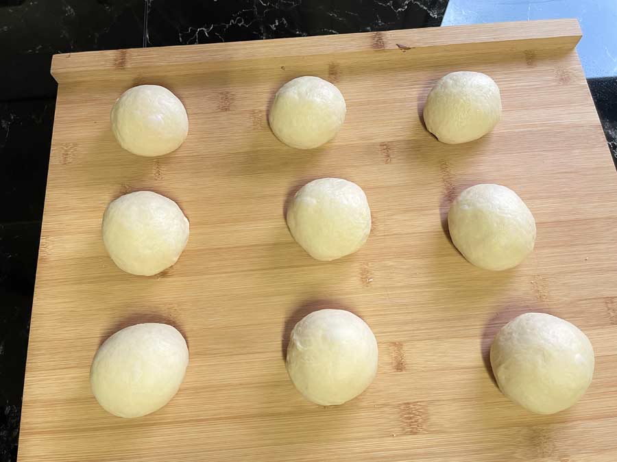 z wyrośniętego ciasta na Skoleboller robimy kulki