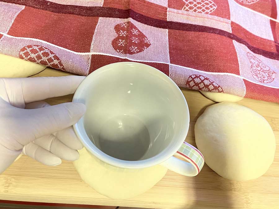 robimy wgłębienia szklanka lub innym naczyniem