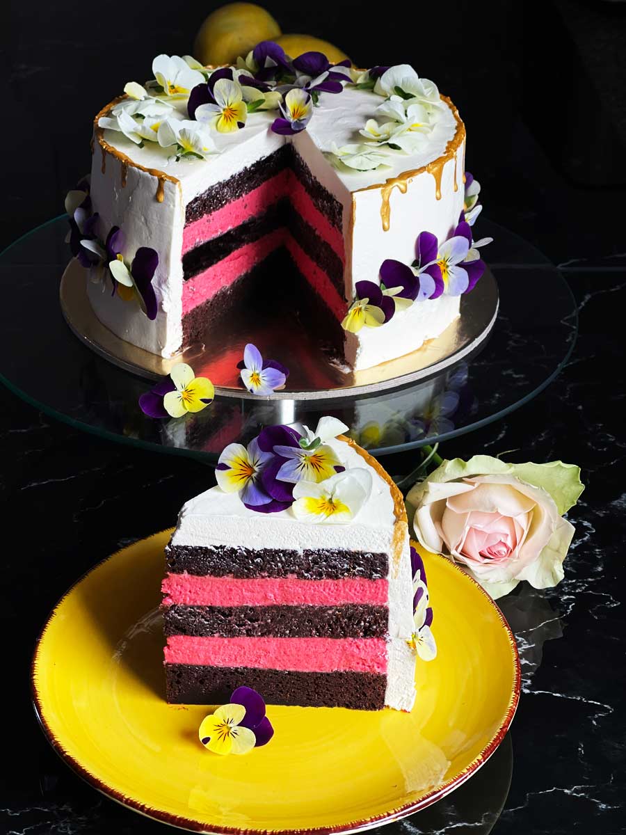 Tort czekoladowy z truskawkowym kremem