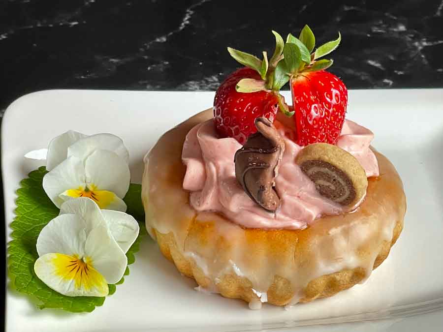 Bułeczki drożdżowe  z serkiem truskawkowym