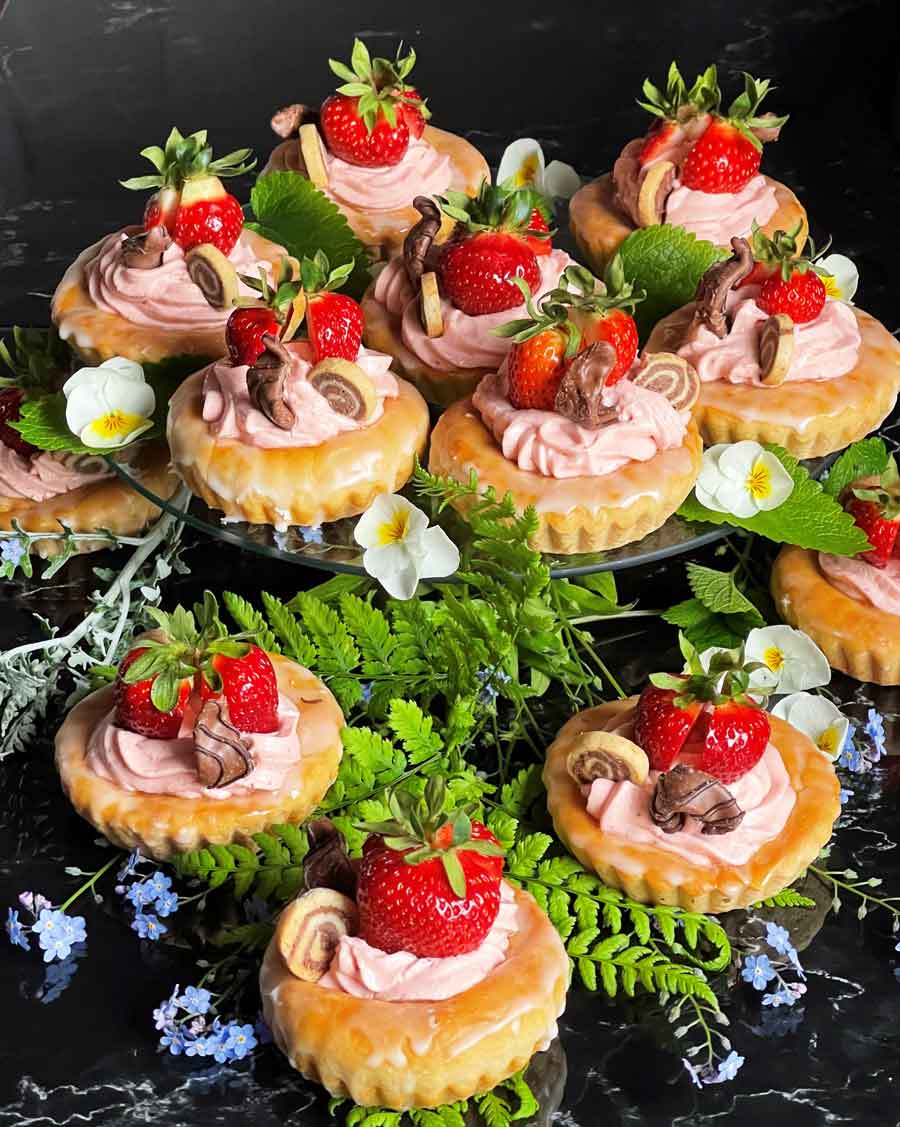 Bułeczki drożdżowe  z serkiem truskawkowym