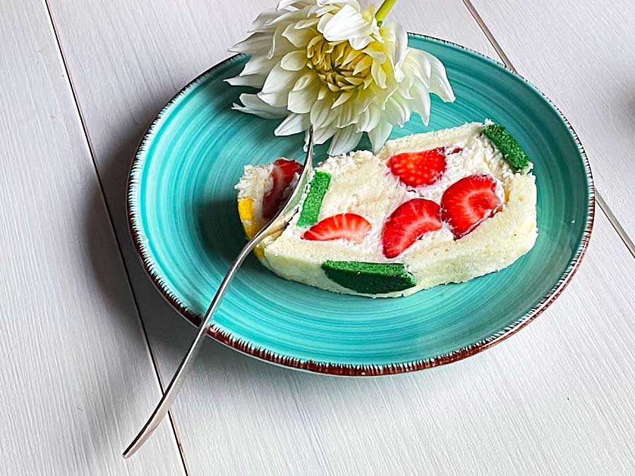 Biała rolada truskawkowa