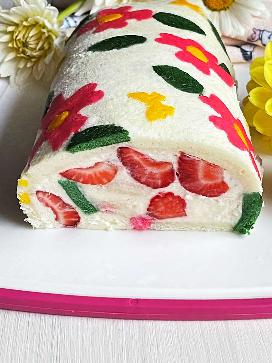 Biała rolada z truskawkami