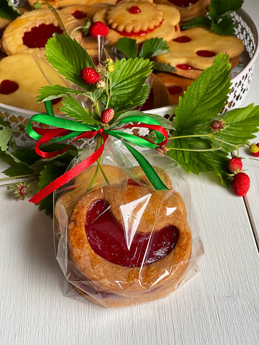 Francuskie ciasteczka z truskawkową marmoladą