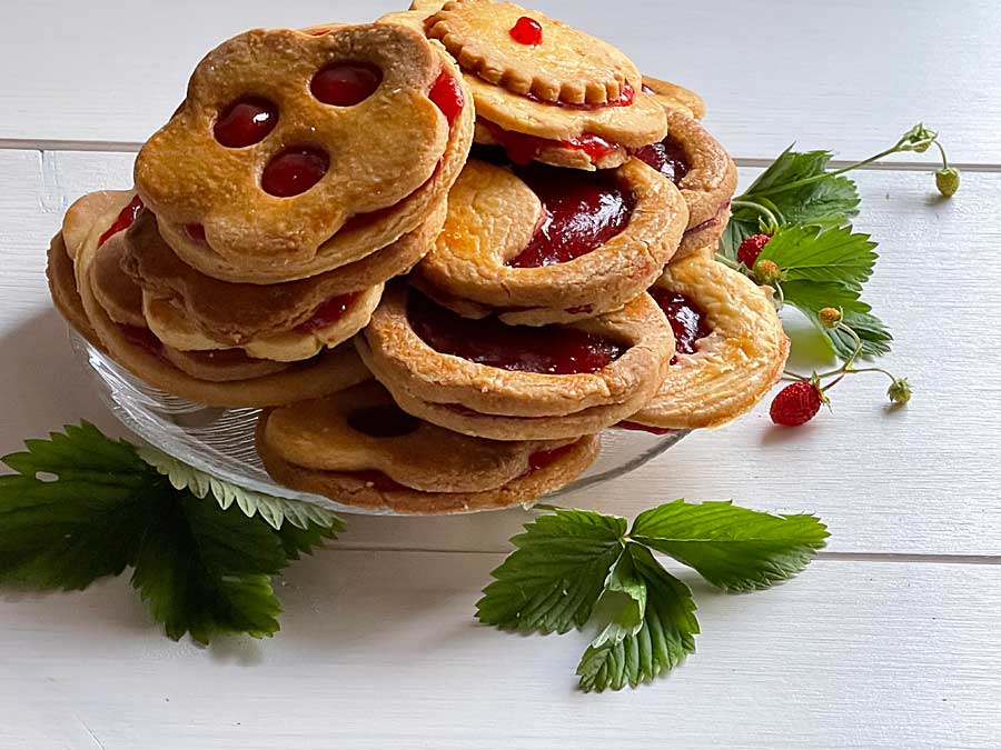 Francuskie ciasteczka z truskawkową marmoladą