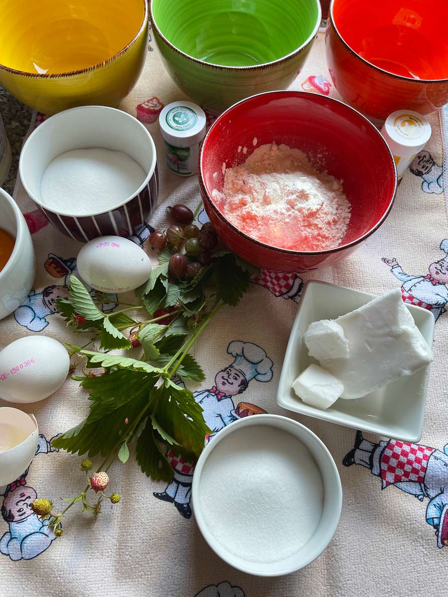 Biała rolada z truskawkami