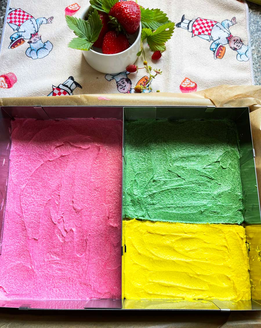 Biała rolada z truskawkami