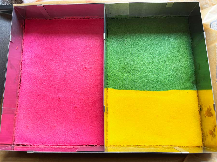 Biała rolada z truskawkami