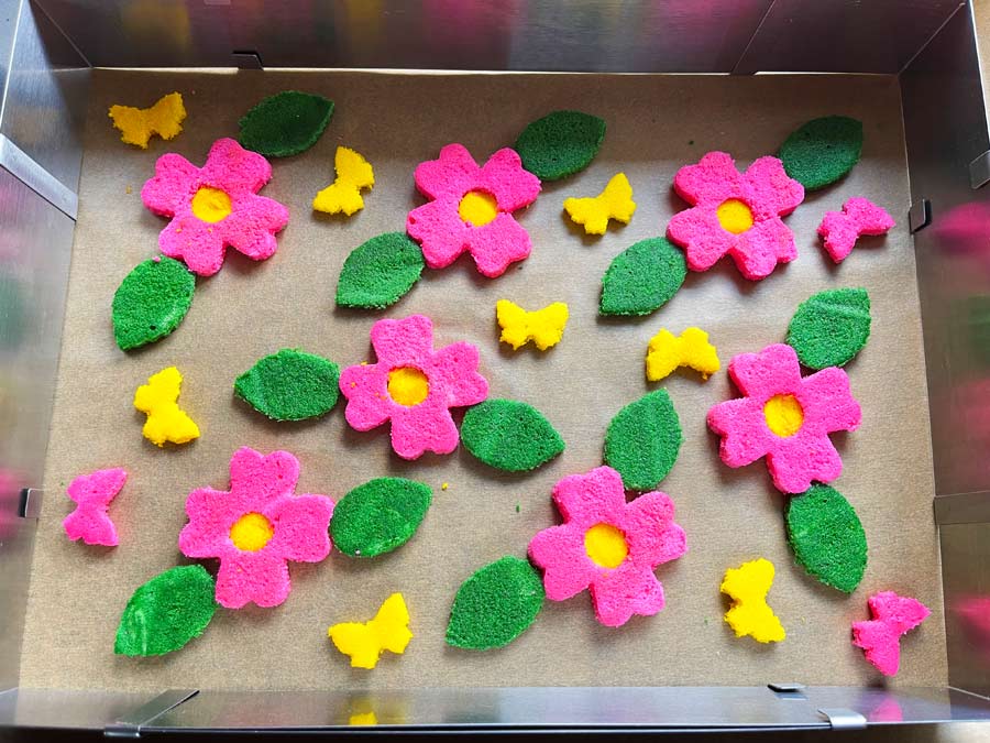 Biała rolada z truskawkami