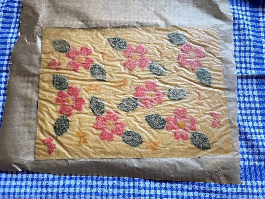 Biała rolada z truskawkami