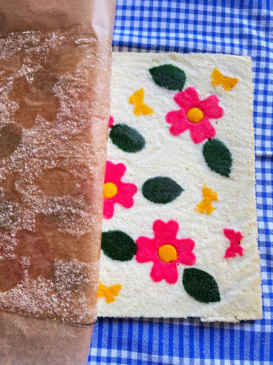 Biała rolada z truskawkami