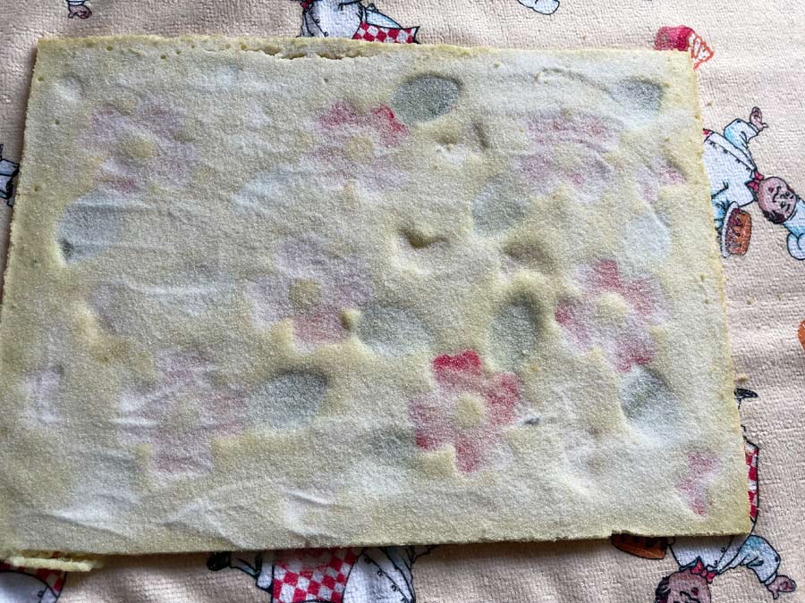 Biała rolada z truskawkami