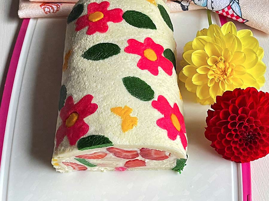 Biała rolada truskawkowa