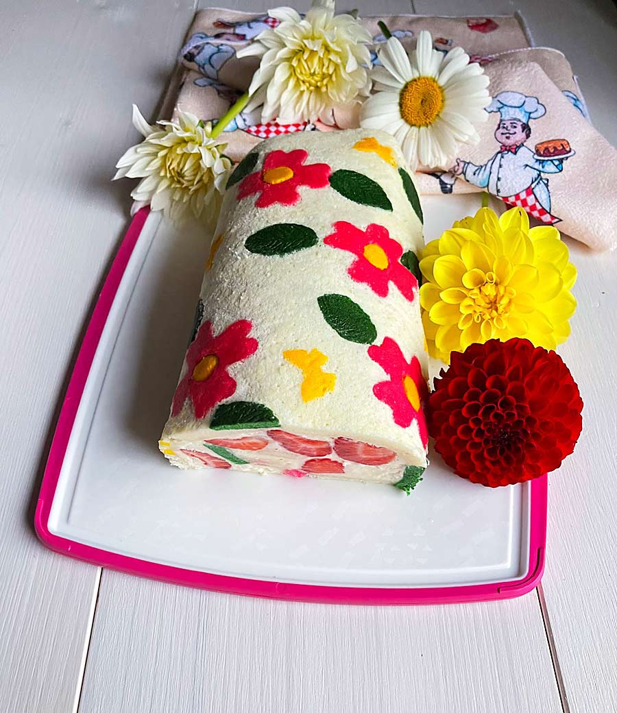 Biała rolada z truskawkami