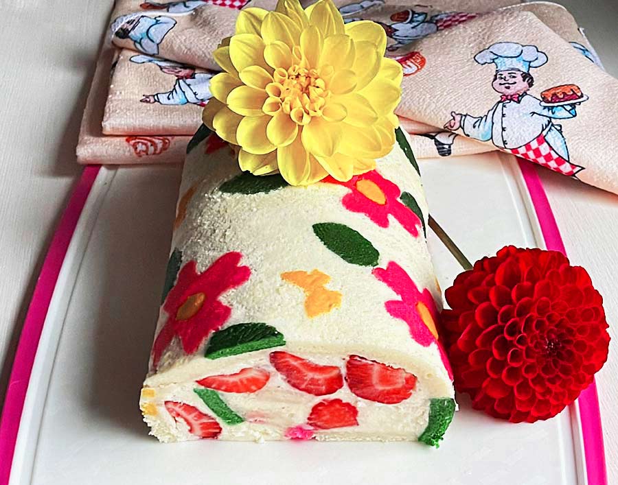 Biała rolada z truskawkami