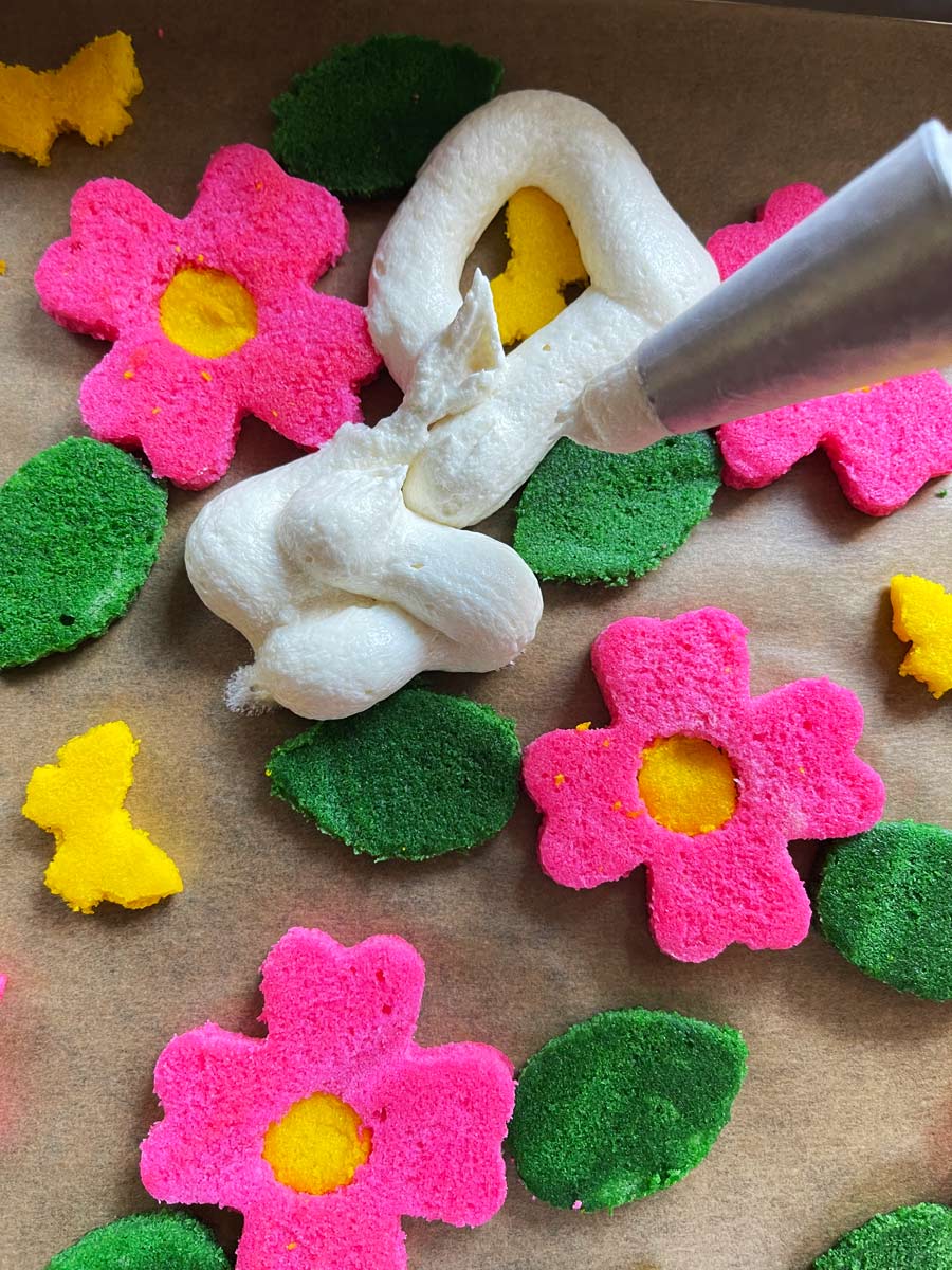 Biała rolada z truskawkami