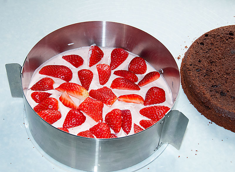 Tort czekoladowo - truskawkowy z dripem