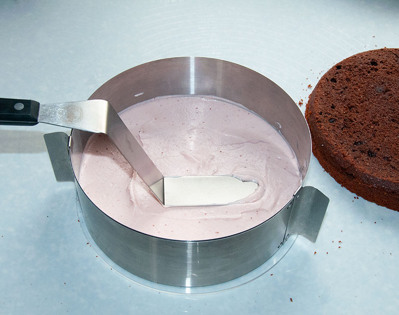 Tort czekoladowo - truskawkowy z dripem