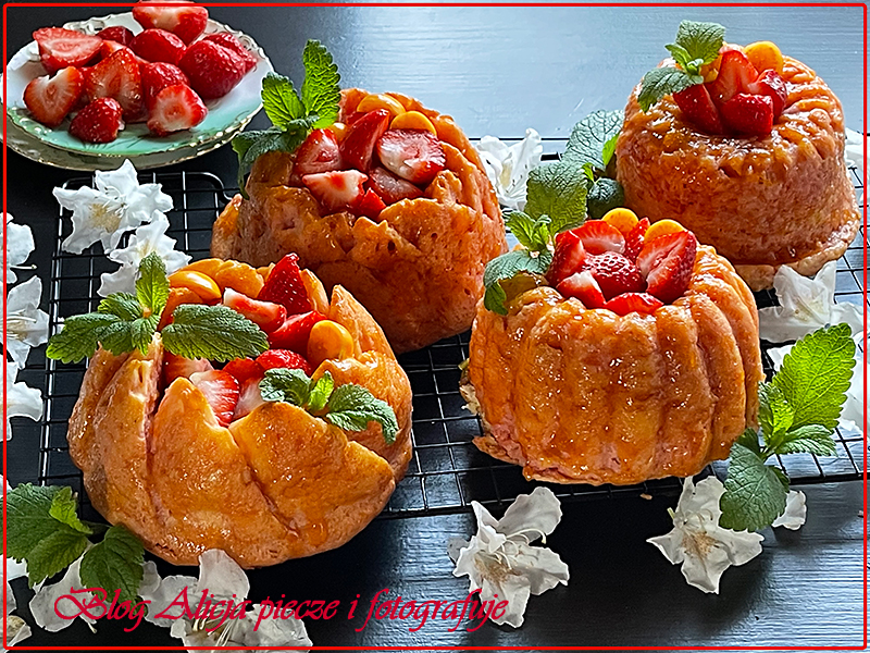 Savarins z truskawkowym likierem