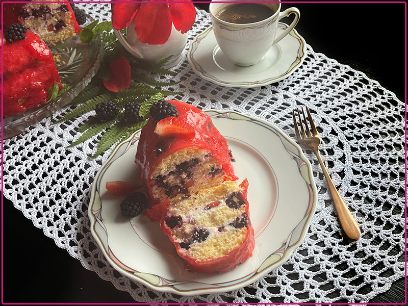 Jeżynowo - truskawkowy wianek biszkoptowy