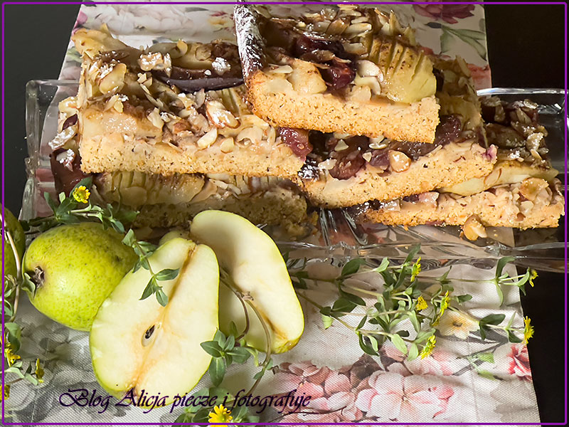 Gruszkowe ciasto z marcepanem i śliwkami