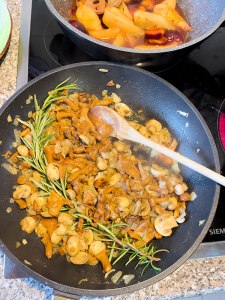 Kopytka marchwiowe z kurkami oraz śliwkami