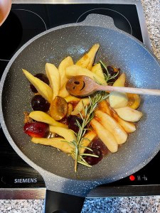 Kopytka marchwiowe z kurkami oraz śliwkami