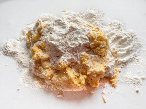 Kopytka marchwiowe z kurkami oraz śliwkami