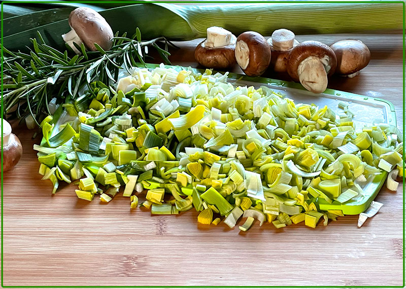 Polędwiczka w kawie z makaronem w sosie porowym